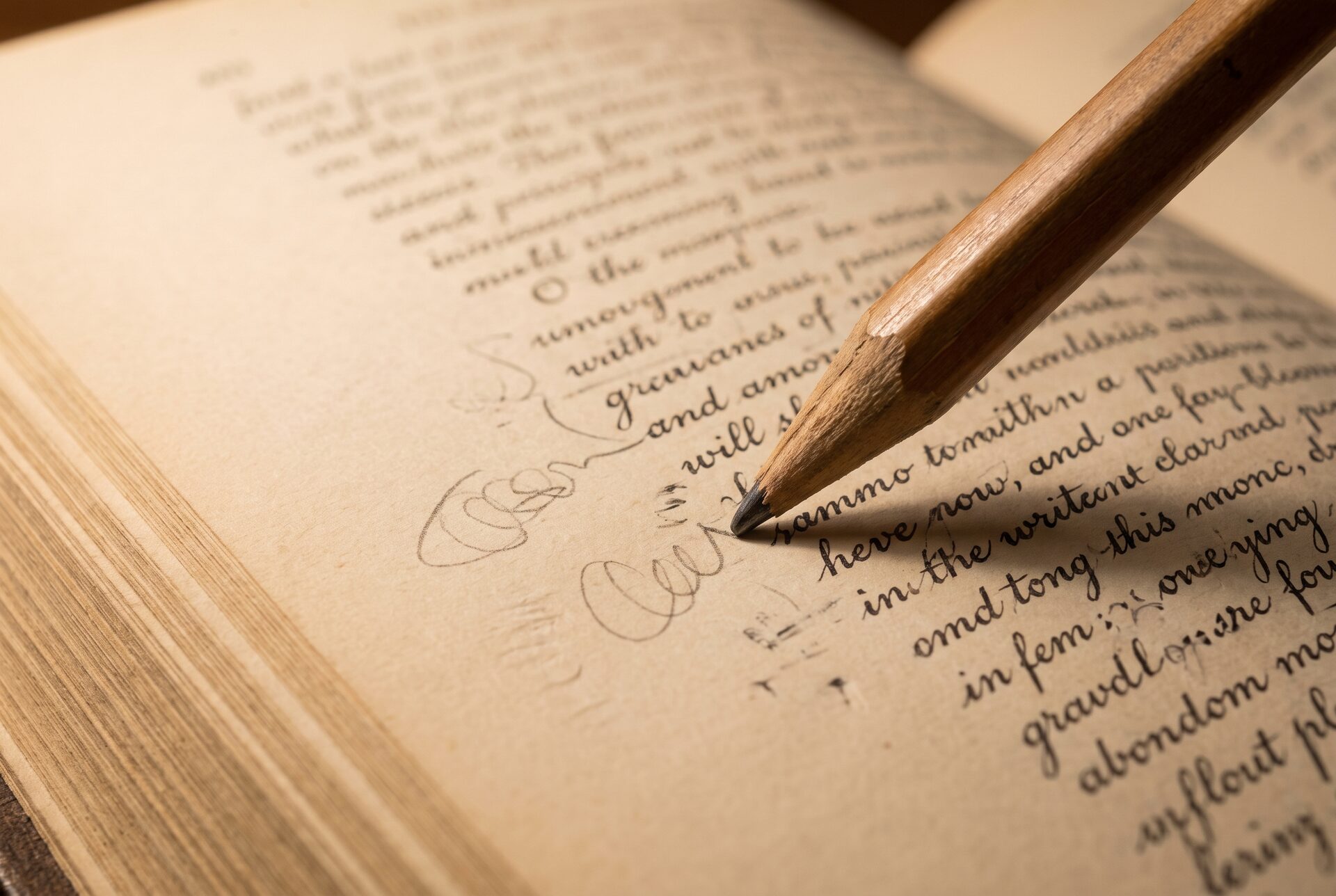 Aufgeschlagenes Buch mit eleganter Typografie und Bleistiftnotizen am Rand