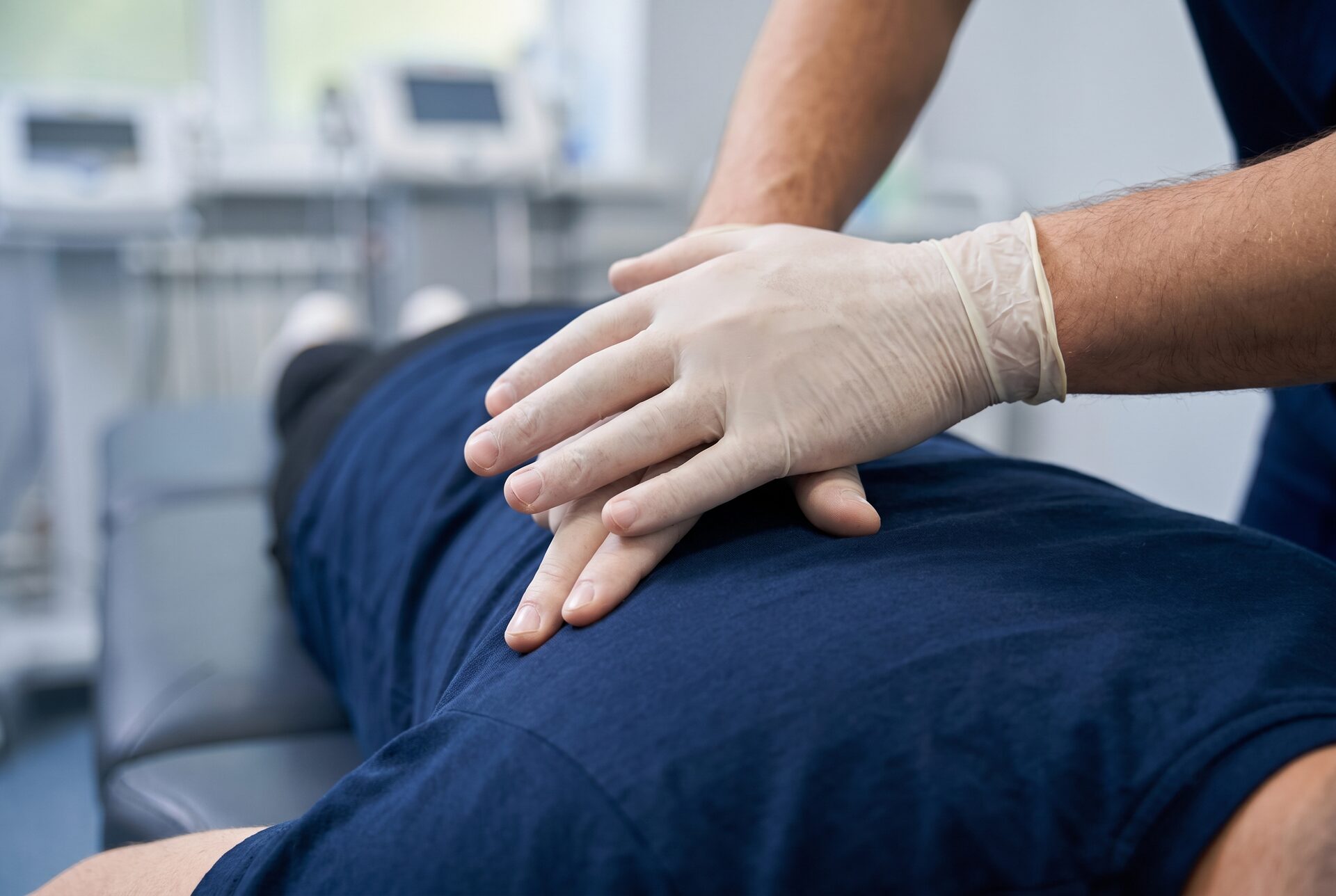 Chiropraktische Behandlung des Rückens durch Fachperson