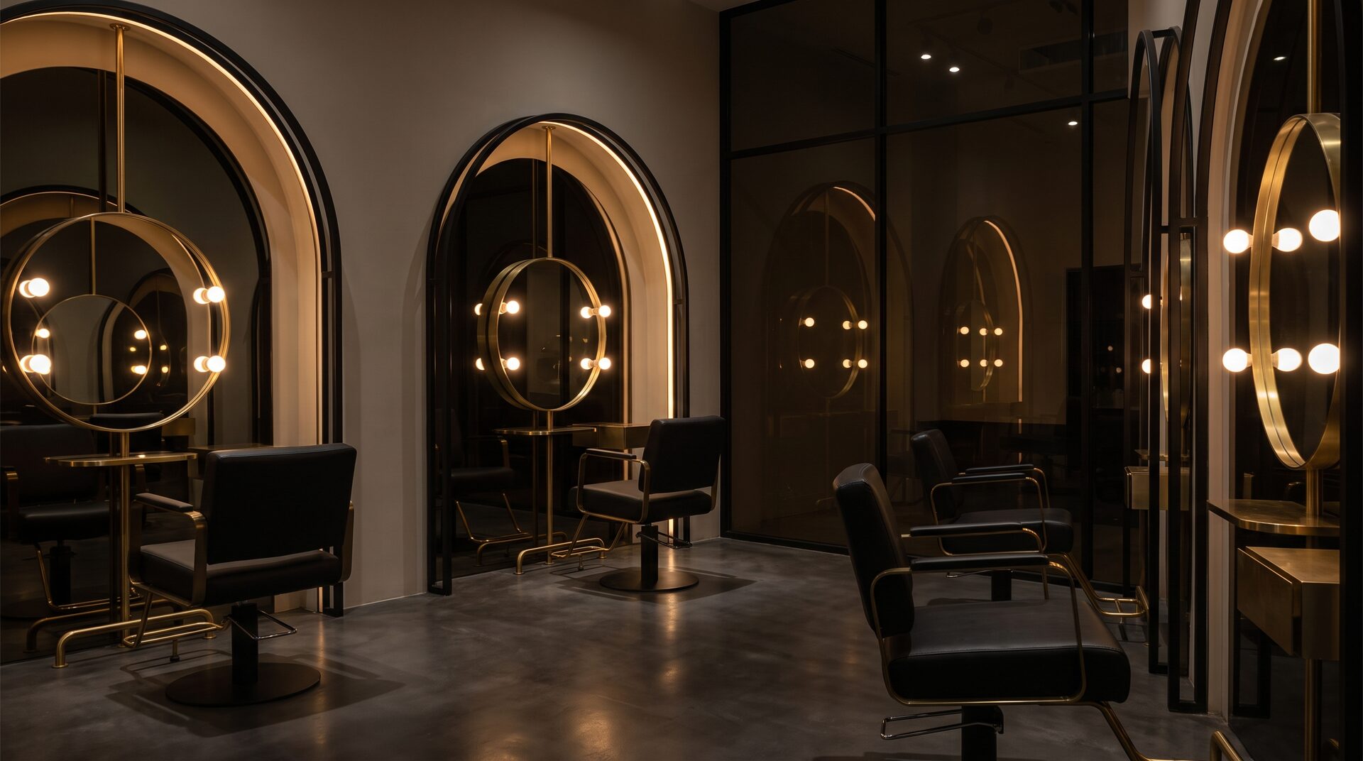MAISON NOIR – dunkles, edles Salon-Interieur mit Messing-Akzenten