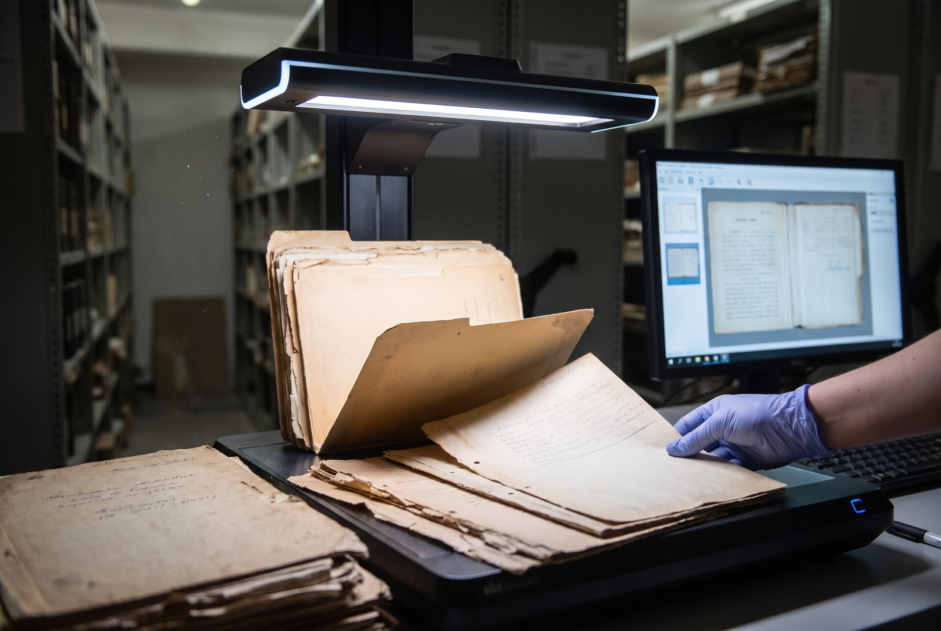 Scanner digitalisiert Papierdokumente in einem Büro