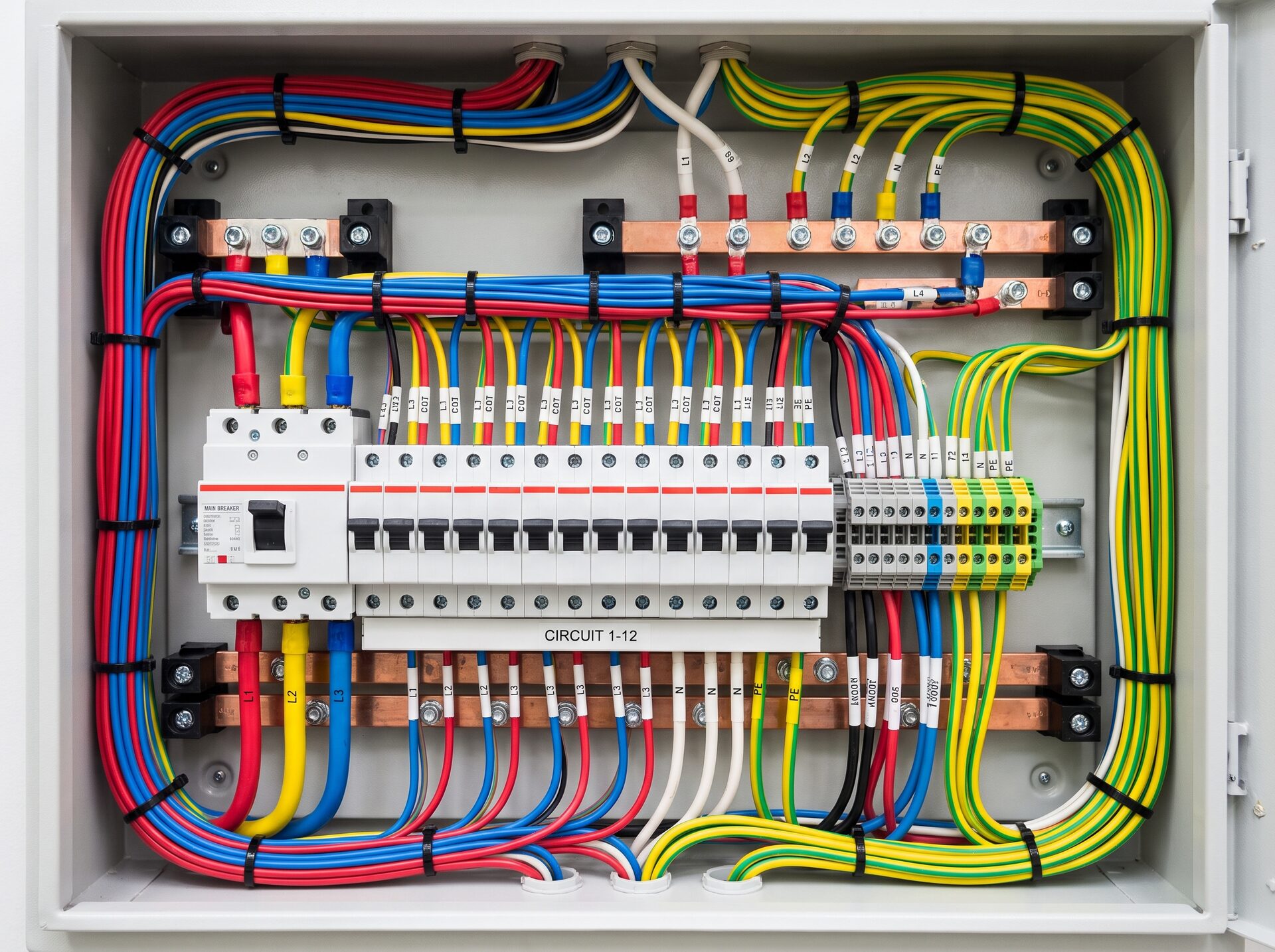 Aufgeräumter Elektroverteiler mit angeschlossenem Batteriespeicher