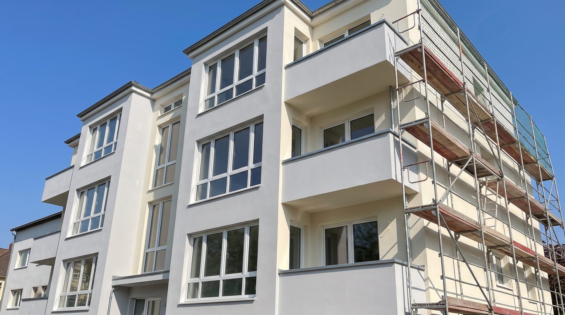 HÜLLE – sanierte Mehrfamilienhaus-Fassade mit frischem Putz