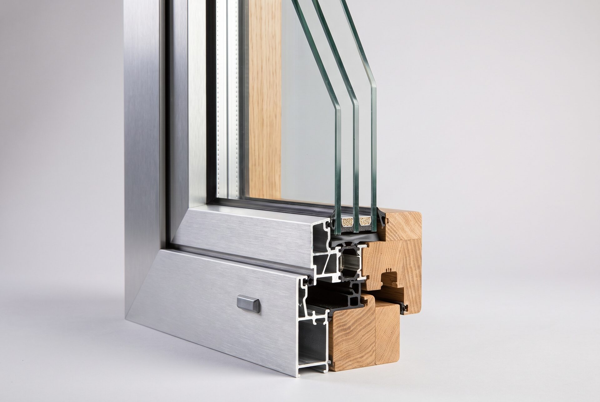 Querschnitt eines Dreifach-Isolierglas-Fensterprofils aus Holz und Aluminium