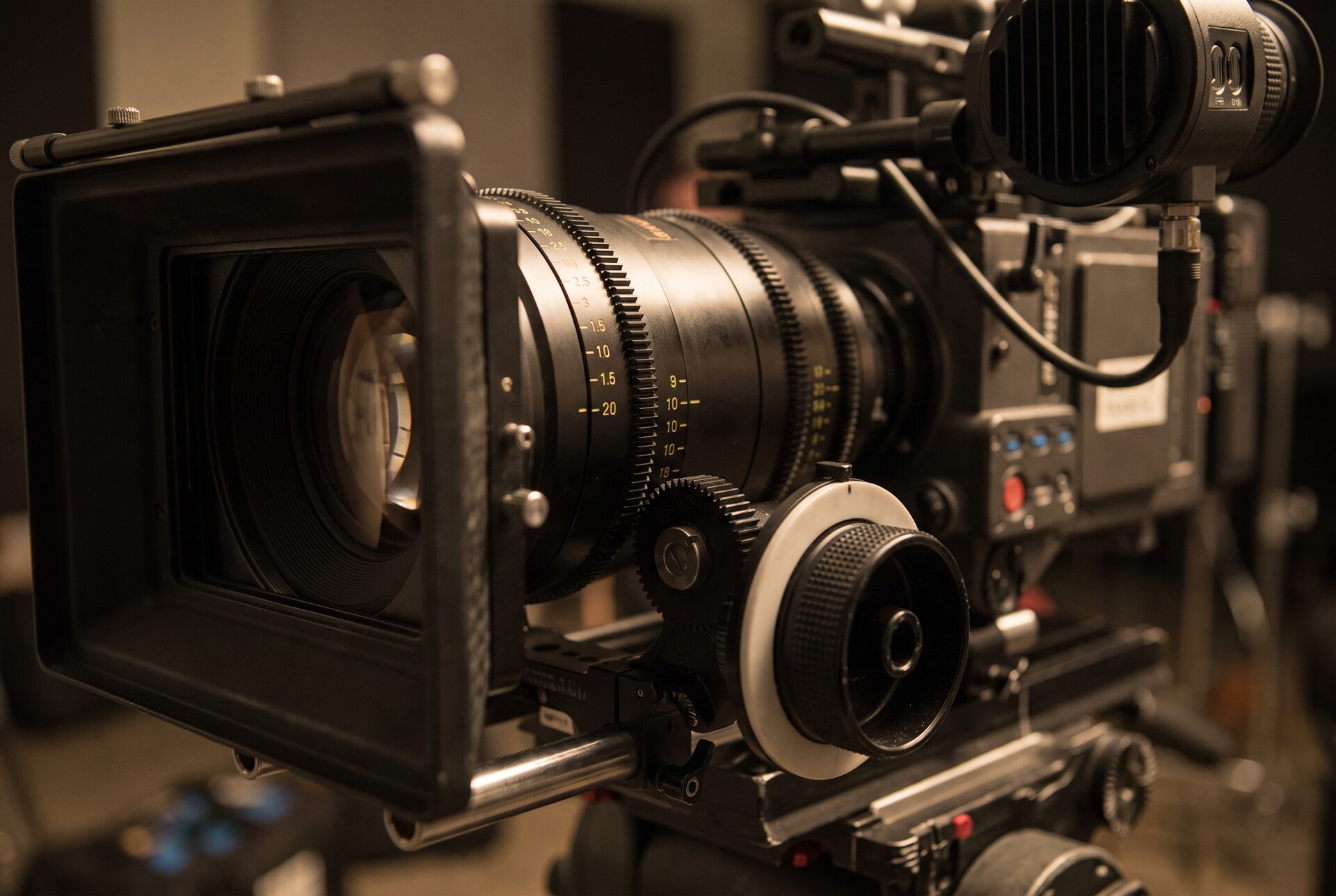 Nahaufnahme eines Kinoobjektivs mit Follow-Focus am Filmset