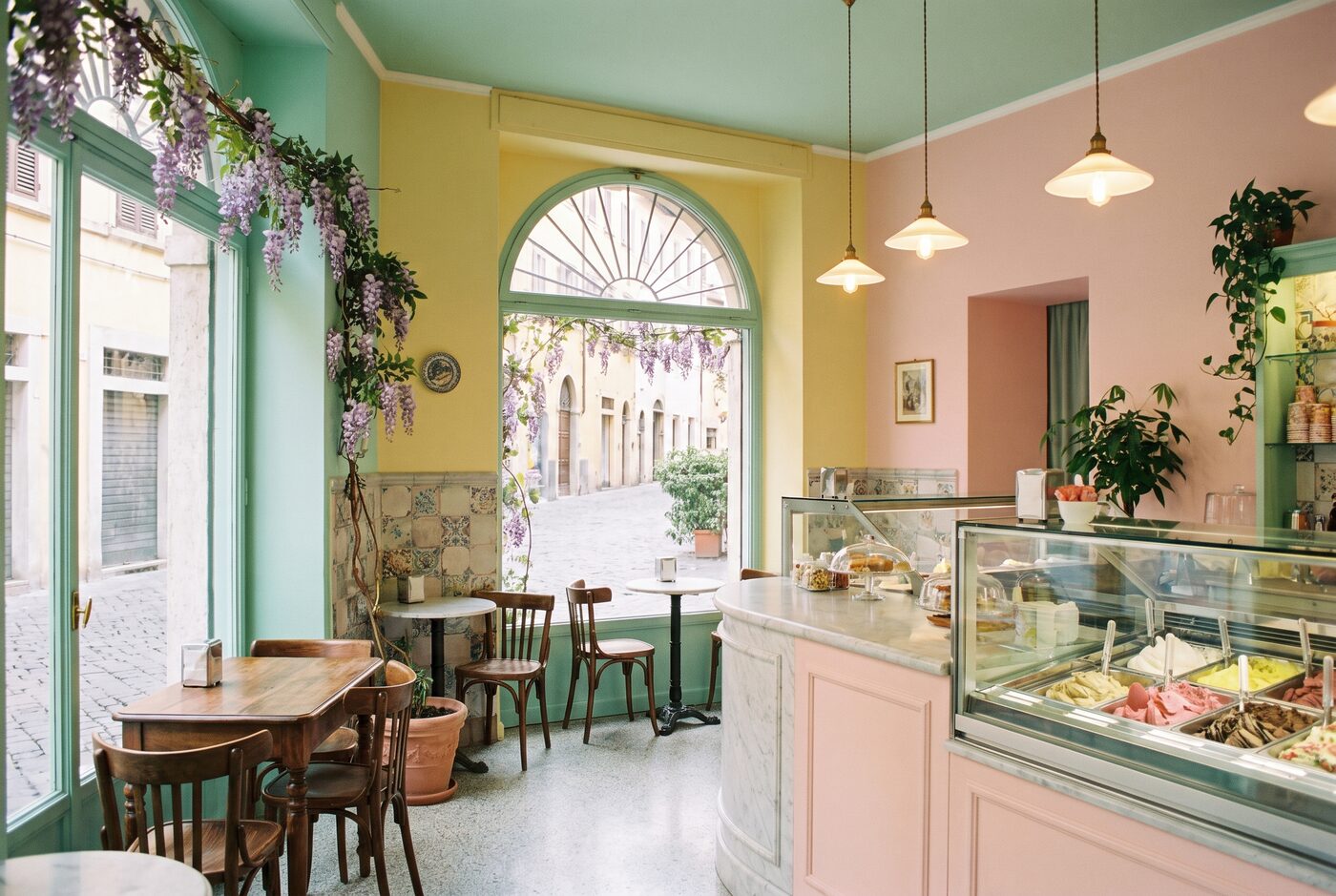 Einladender Innenraum einer italienischen Gelateria in Pastelltönen