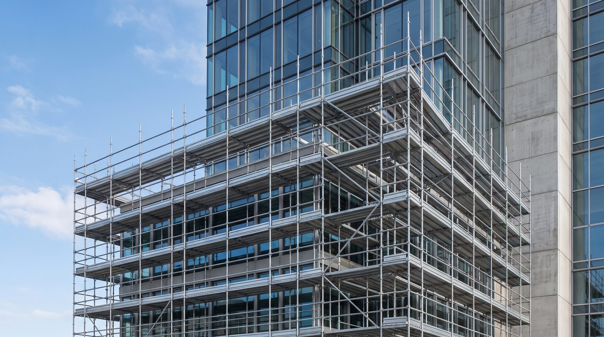 GERÜSTPRO – Gerüst an moderner Fassade gegen den Himmel