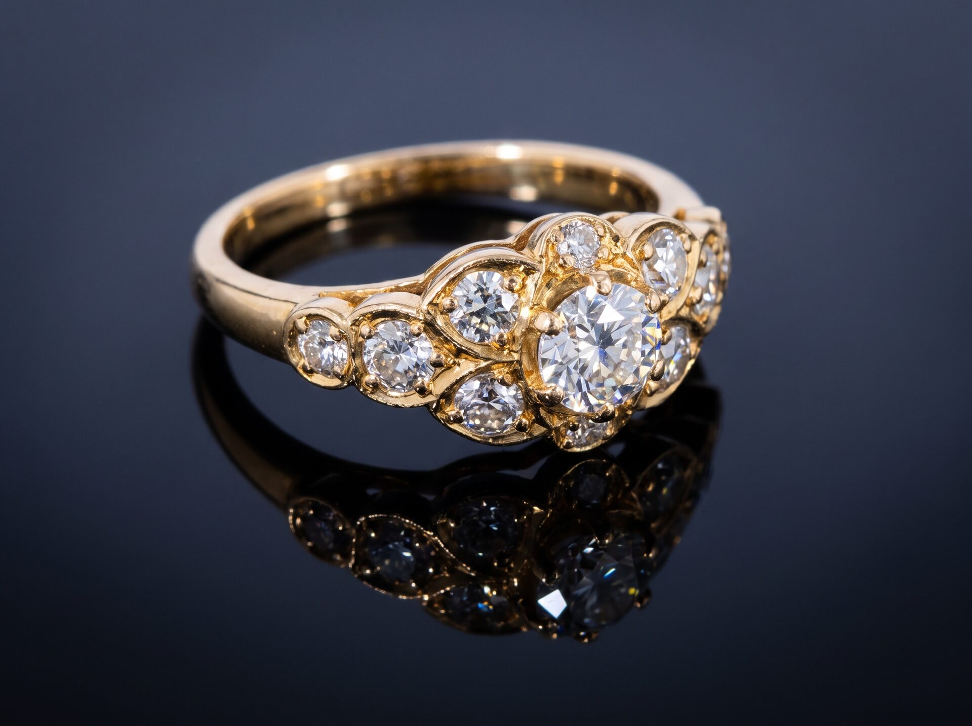 Nahaufnahme eines Goldrings mit funkelndem Diamanten