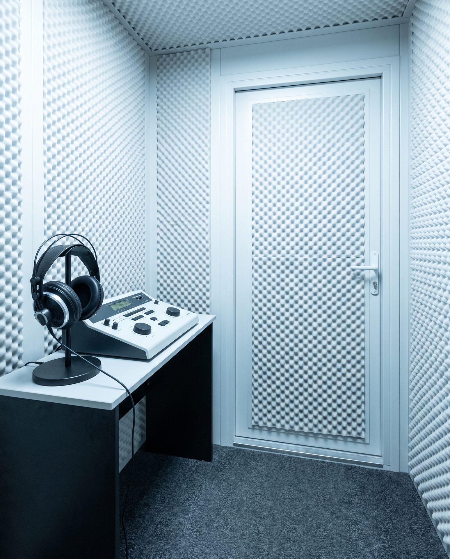 Freundliches HNO-Behandlungszimmer mit kindgerechter Einrichtung