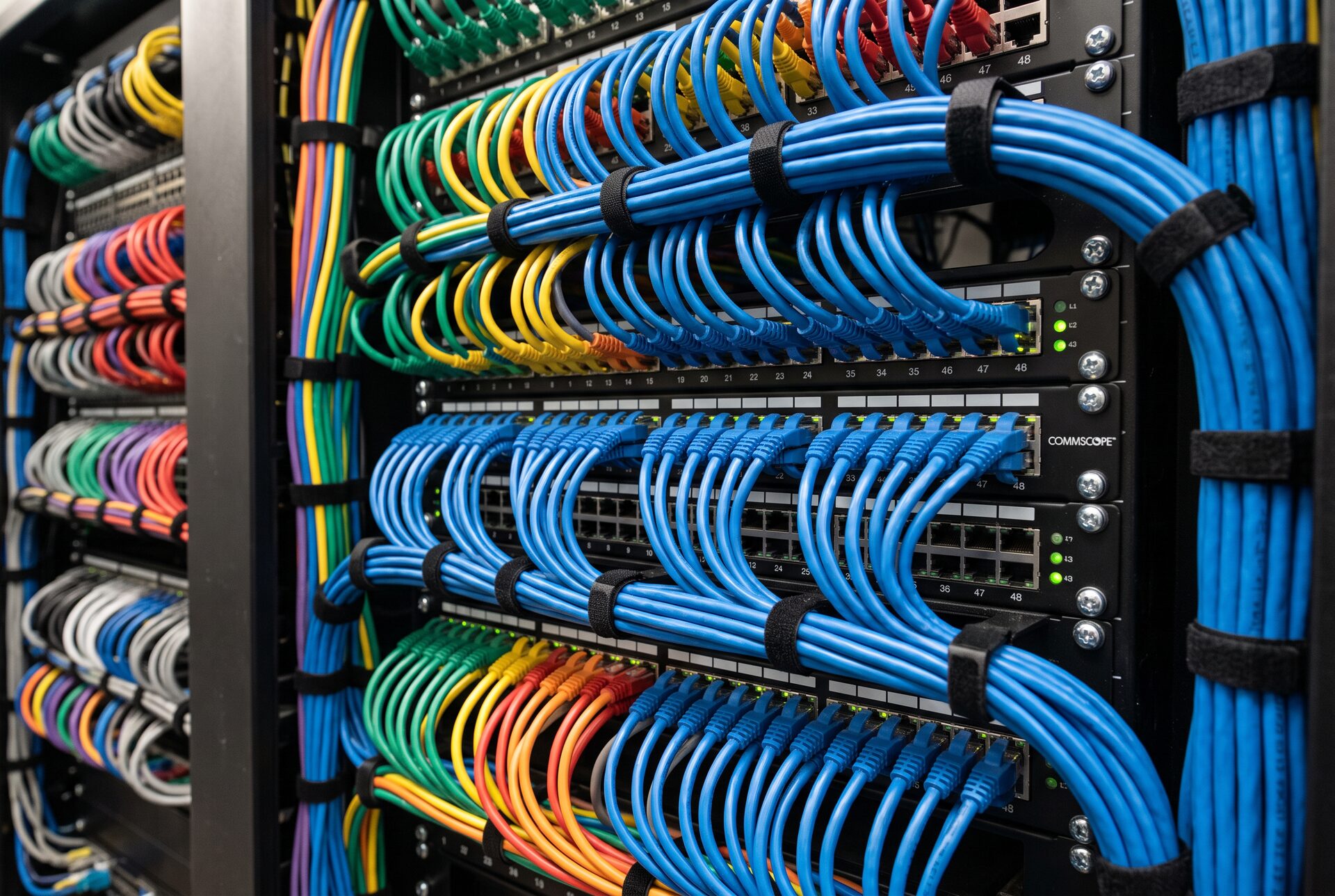 Perfekt sortierte Netzwerkverkabelung in einem Patchpanel