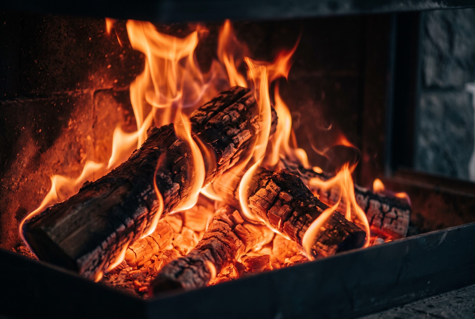 Nahaufnahme einer lodernden Flamme in einem FLAMME-Cheminée