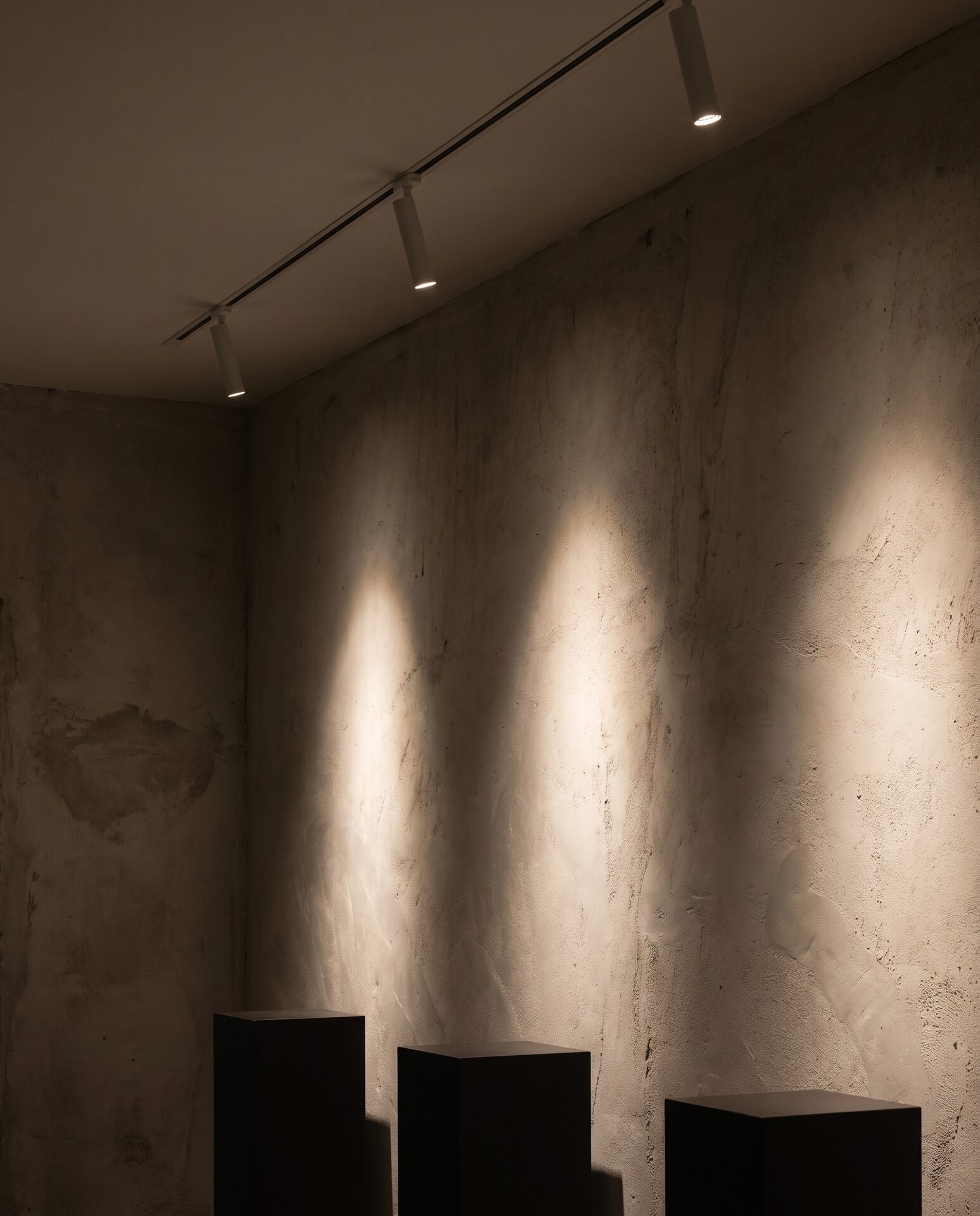 Präzise Lichtstrahlen streifen über eine strukturierte Wand wie in einem Museum