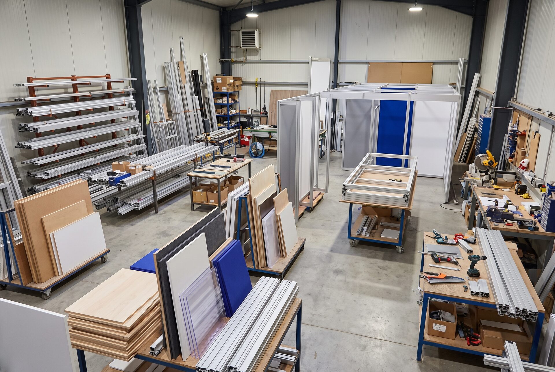 Werkstatt mit modularen Messestand-Elementen aus Aluminiumprofilen und Paneelen