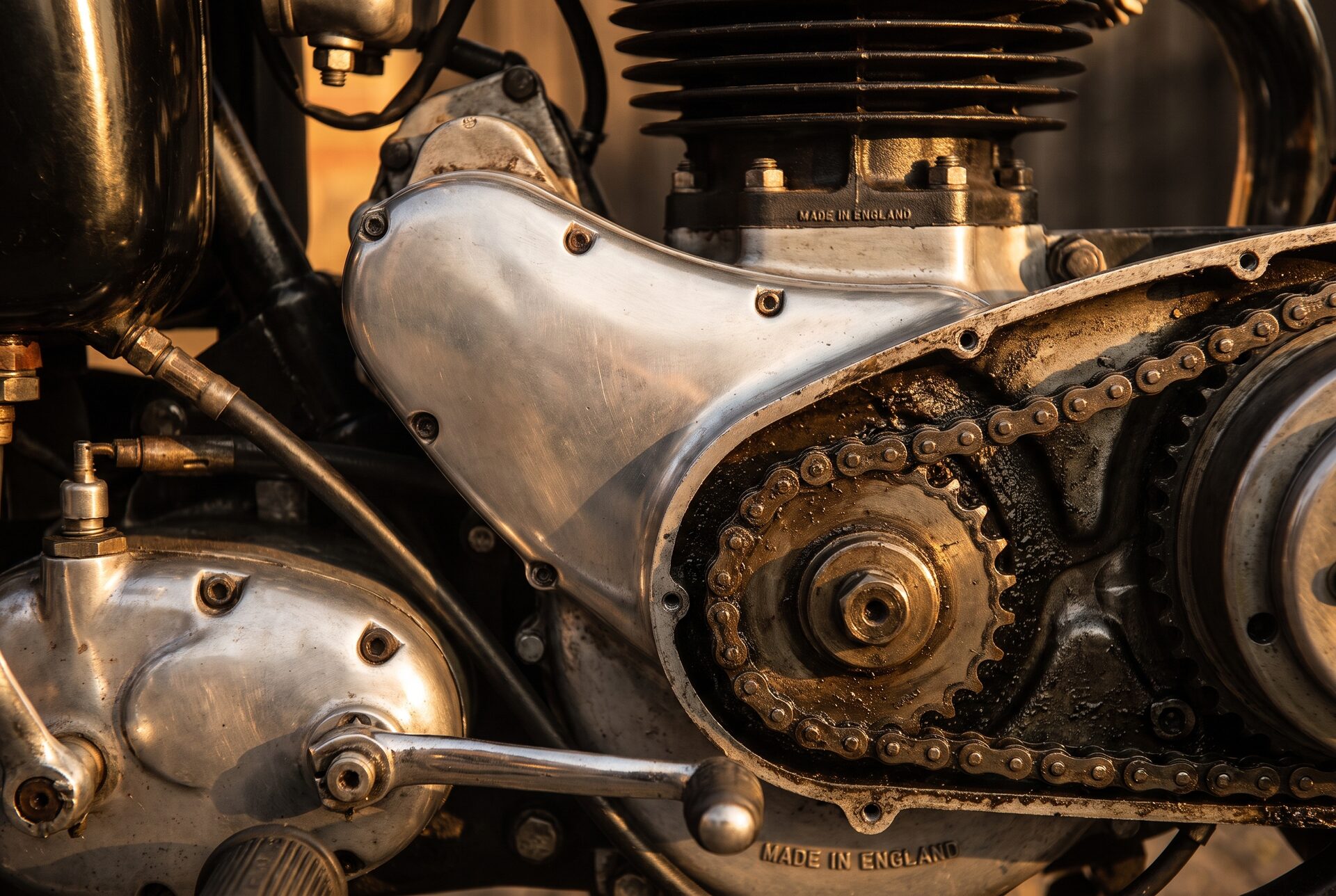 Makroaufnahme eines Motorrad-Zylinderkopfs und Kettentriebs