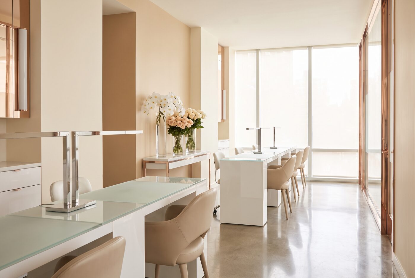 Modernes helles Nagelstudio-Interieur