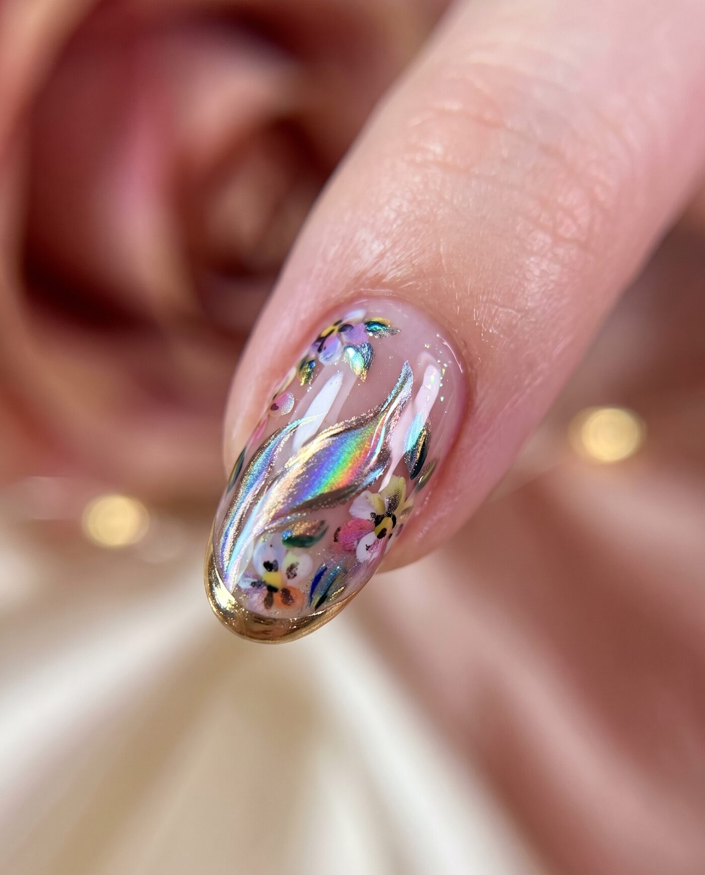 Makro-Detail einer glänzenden Chrome-Nail-Art-Maniküre