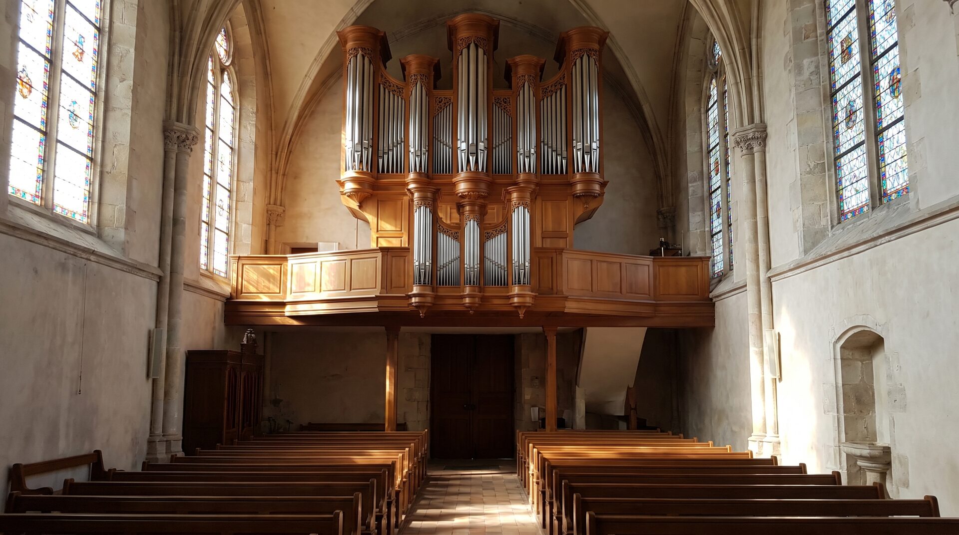 REGISTER – prächtige Kirchenorgel mit Zinnpfeifen im Kirchenraum
