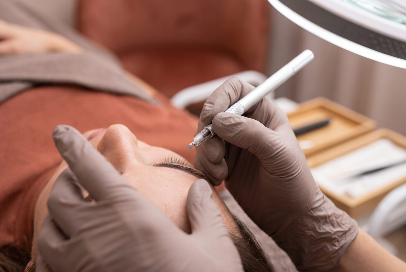 Präzise Permanent-Make-up-Behandlung im Detail