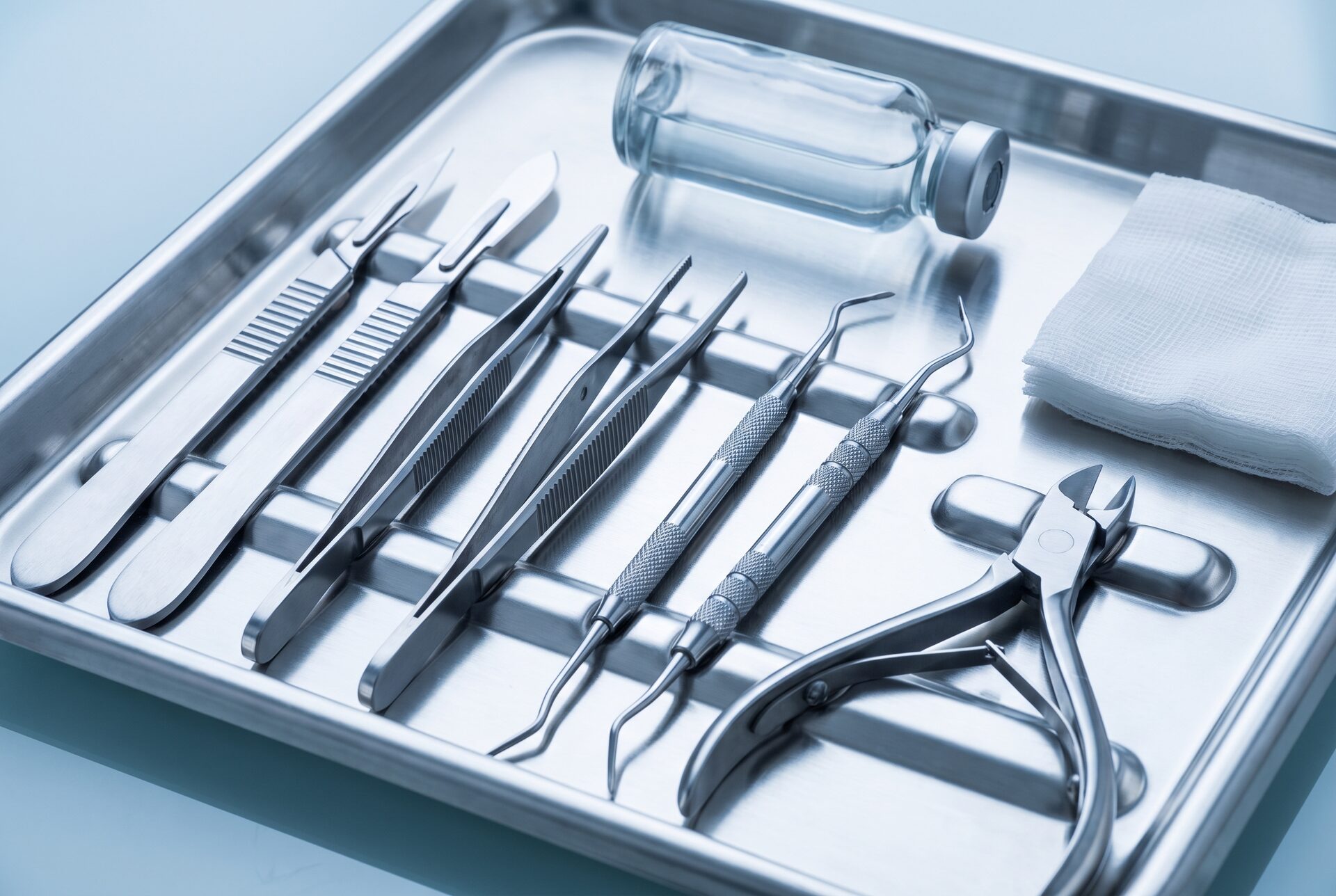 Sterile podologische Instrumente ordentlich auf einer Ablage angeordnet