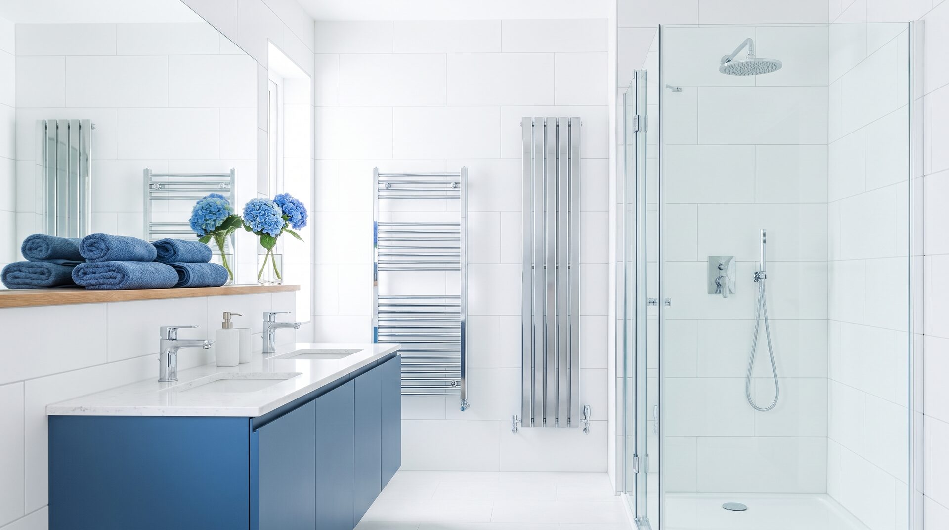 AQUATECH – modernes Bad mit Chrom-Armaturen in Blautönen
