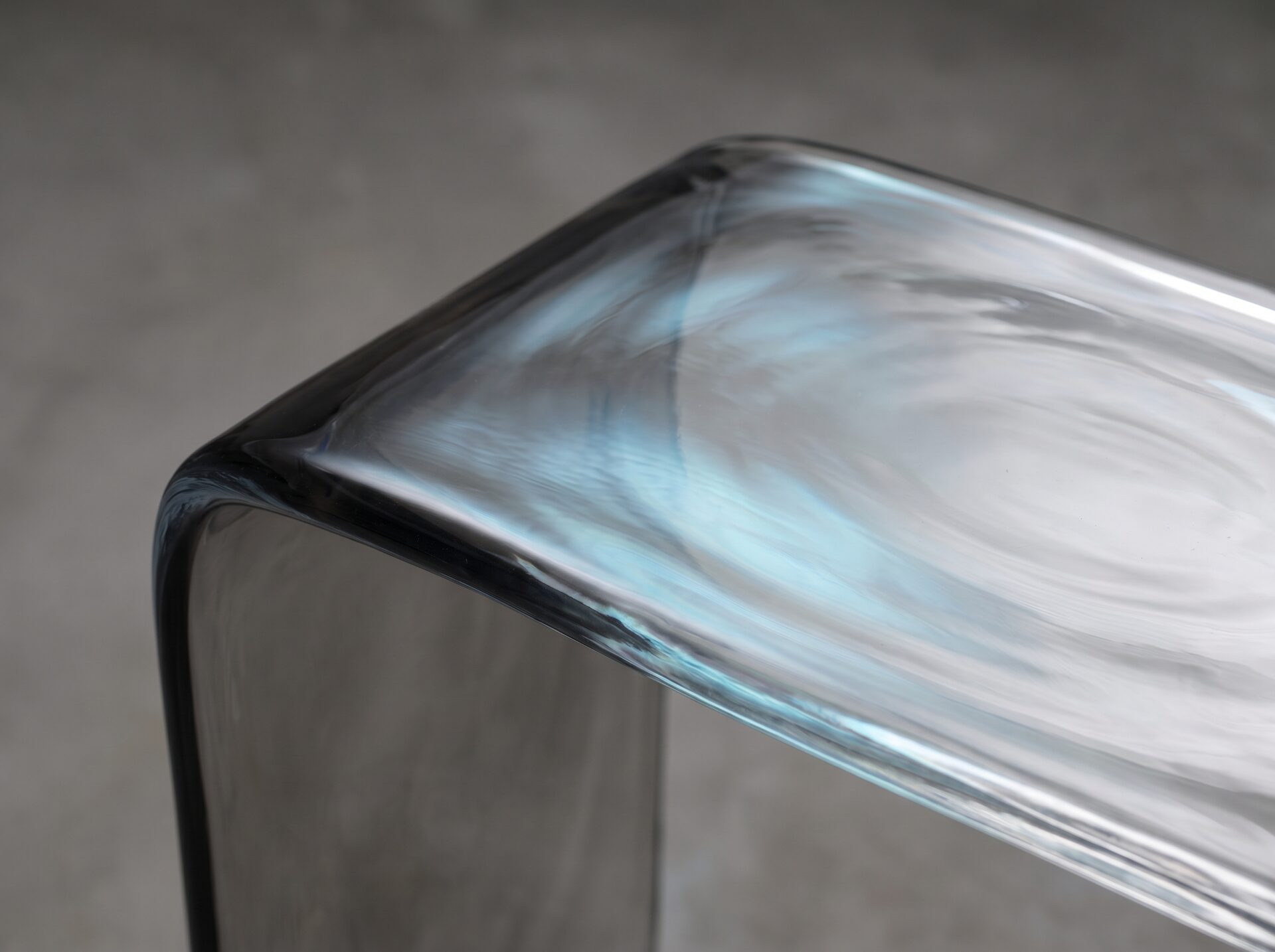 Glasfläche ohne Tönung mit hellem, blendendem Lichteinfall