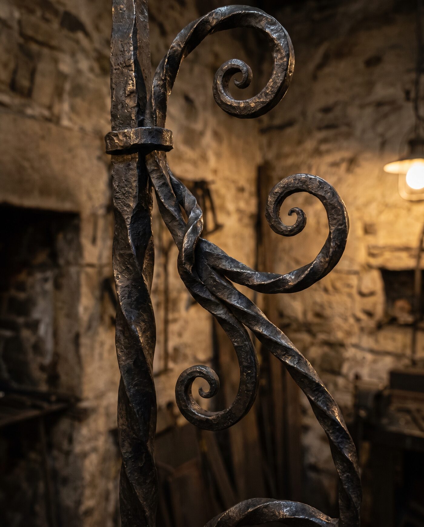 Detail eines handgeschmiedeten Kunstwerks aus dunklem, strukturiertem Stahl