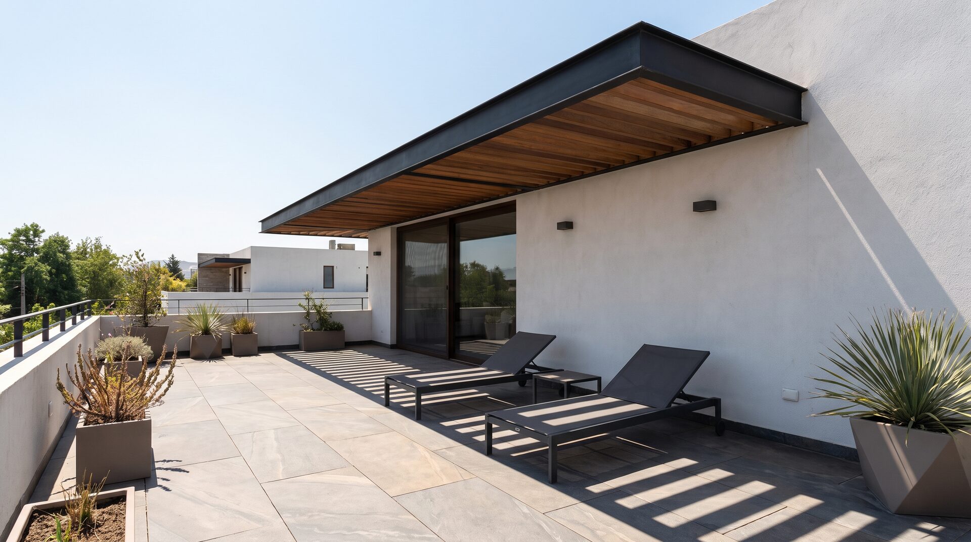 SCHATTENWERK – moderne Terrasse mit Markise und scharfen Schatten