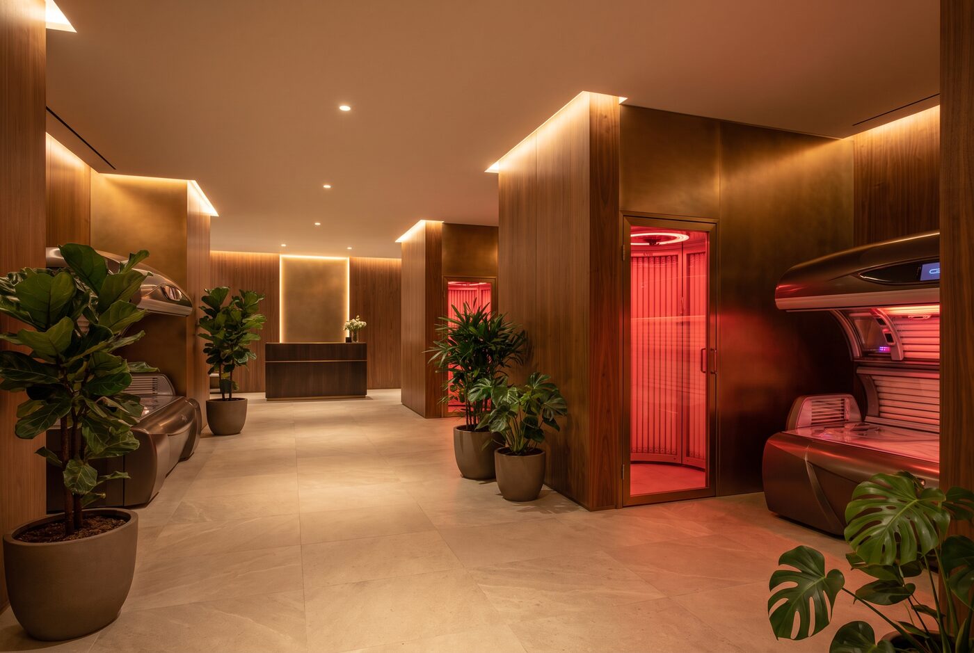Modernes, warm beleuchtetes Sonnenstudio-Interieur mit Highend-Sonnenbänken