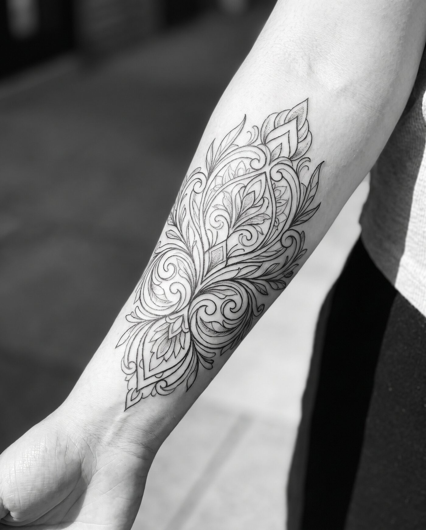 Detailaufnahme eines feinen Fine-Line-Tattoos auf dem Unterarm