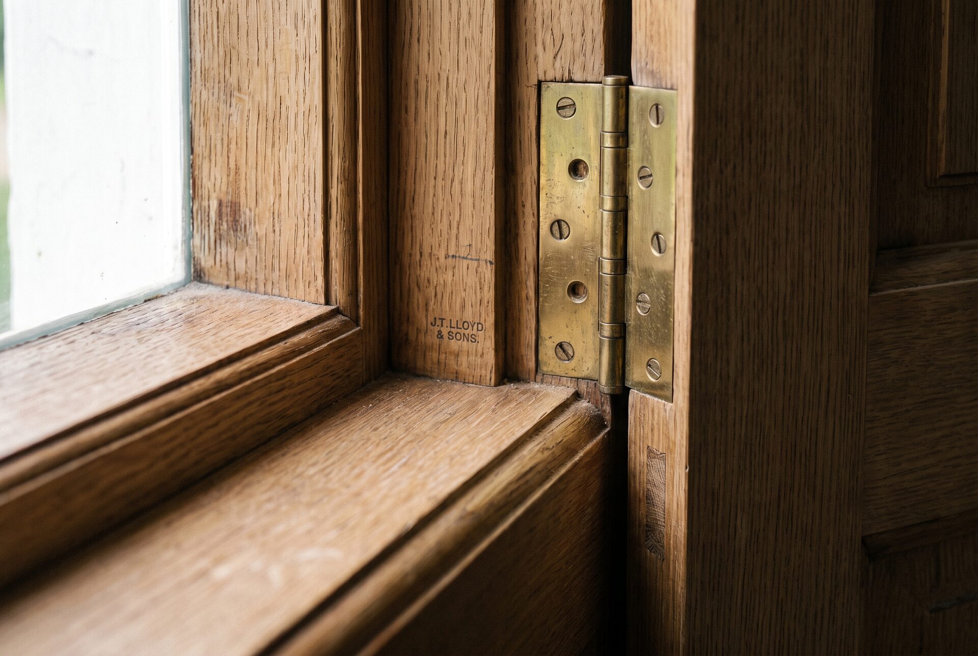 Nahaufnahme eines Türbandes und Falzdetails in Massivholz