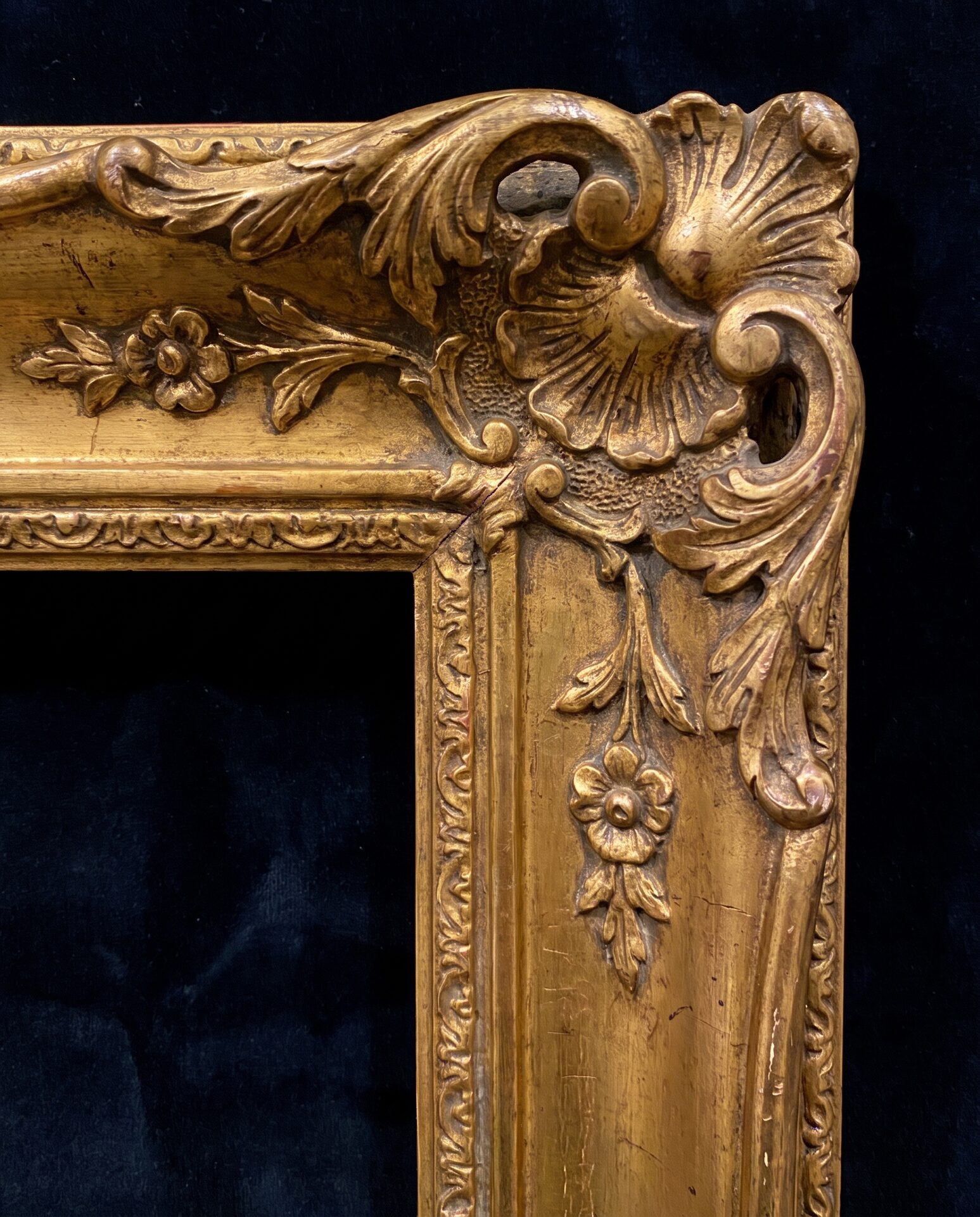 Vergoldete Rahmenecke mit poliertem Golddetail in Nahaufnahme