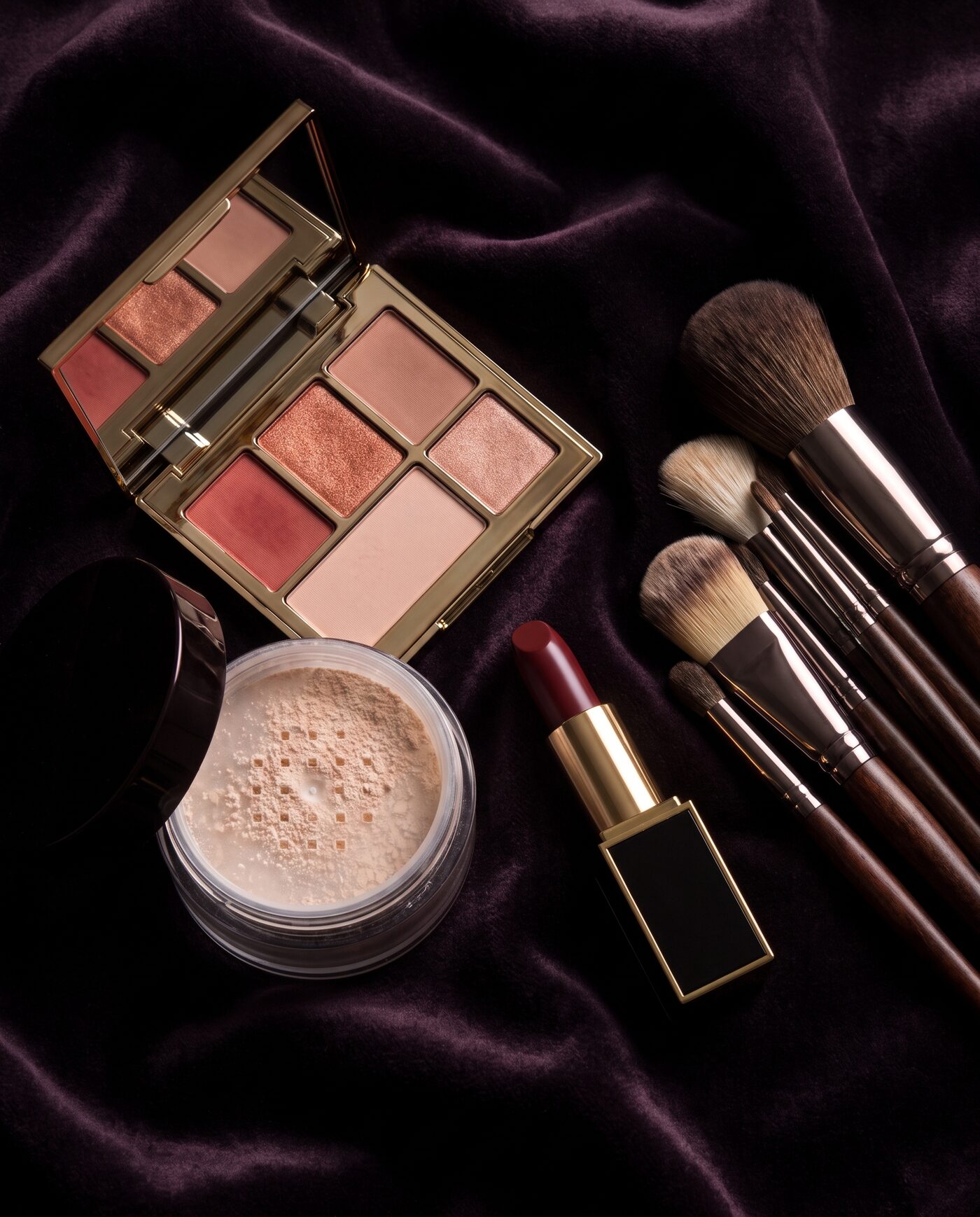 Edles Make-up-Stillleben — Palette, Pinsel und Pigmente in Rouge- und Kupfertönen
