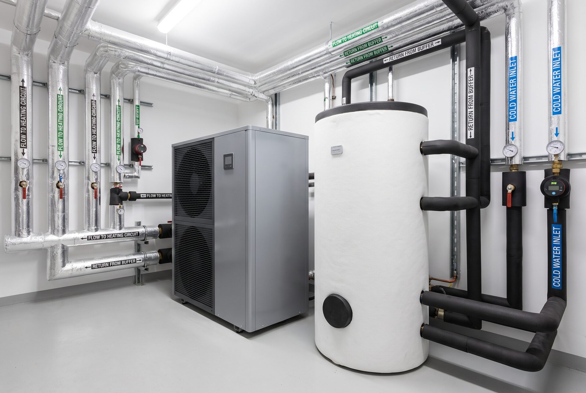 Technikraum mit Wärmepumpe, Pufferspeicher und sauber gedämmten Leitungen