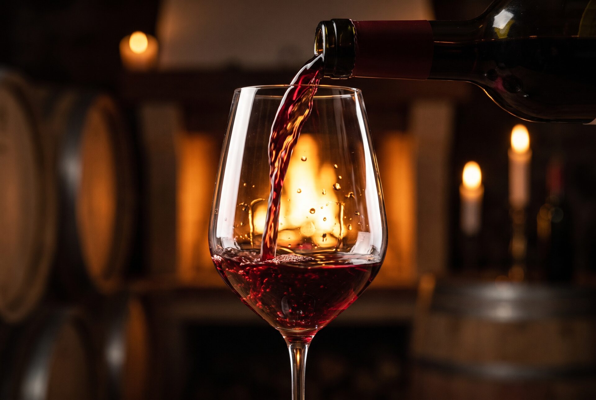 Rotwein wird aus einer Karaffe in ein Glas eingeschenkt