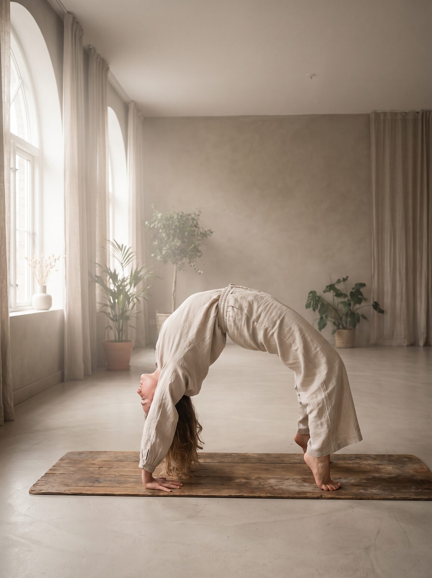 Person in ruhiger, konzentrierter Yoga-Haltung im warmen Licht